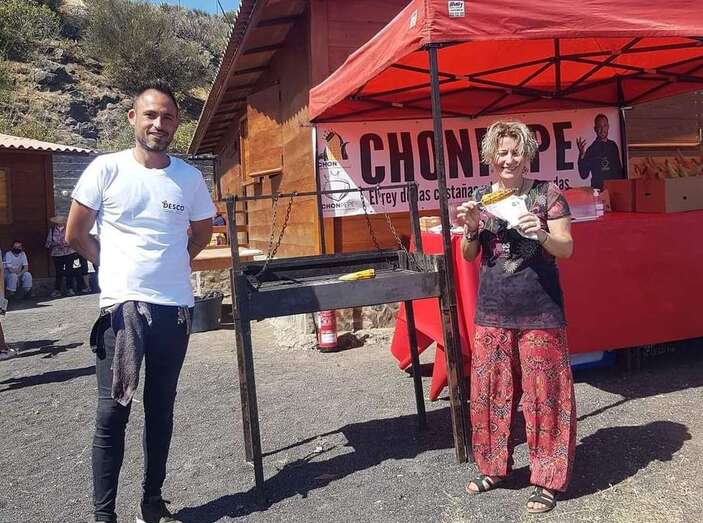 La concejala Auri Saavedra junto a uno de los voluntarios de la feria / TA
